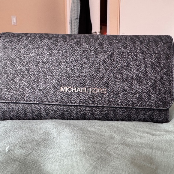 Black Signature Michael Kors Tote and wallet set - Picture 13 of 13